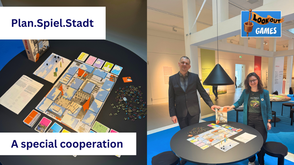 A collage of two pictures. The left one is showing the game Plan.Spiel.Stadt from above, all setup on a black table. The right one shows the same table from afar. Next to it are two persons in business casual style clothes, smiling at the camera and putting their hand on the game’s box. In the background there’s the exhibition. There are two texts on the collage. The title says: Plan.Spiel.Stadt. The subtitle says: A special cooperation.